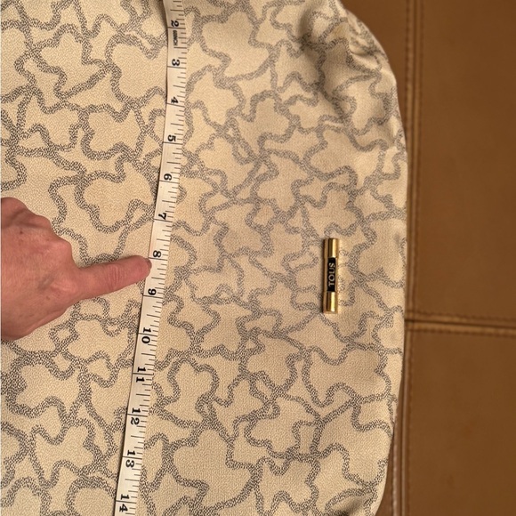 Stylish & Practical TOUS canvas handbag with signature Bear pattern in beige/tan - Picture 12 of 13